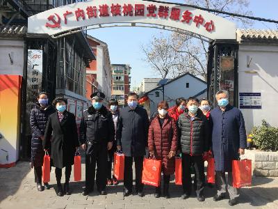 防疫物资赠社区  筑牢防控最前线