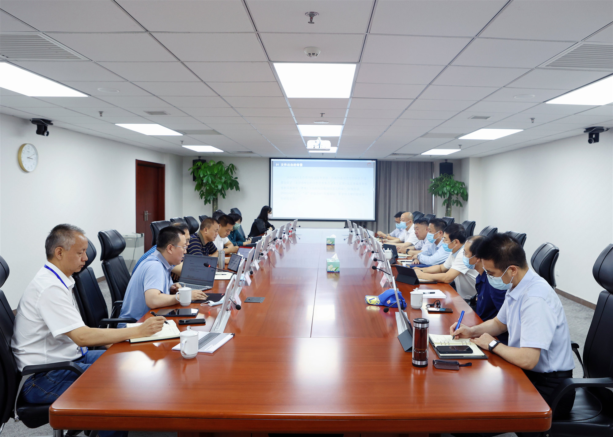 祥龙公司党委理论学习中心组组织集体学习