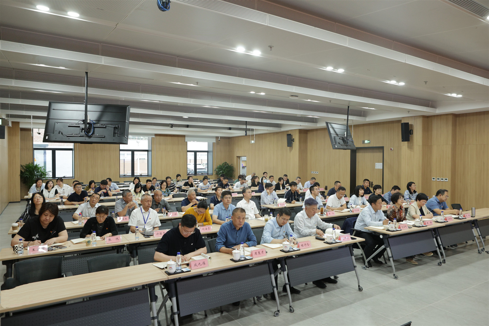 祥龙公司党委理论学习中心组开展党纪学习教育专题（扩大）学习暨领导干部2024年形势理论大讲堂第二讲