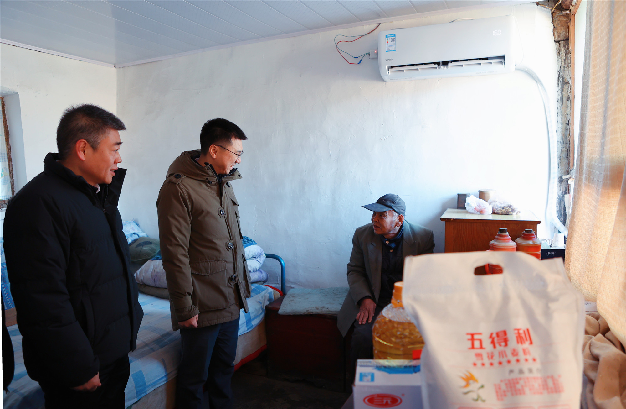 徐晓俊深入房山区南窖乡中窖村走访慰问