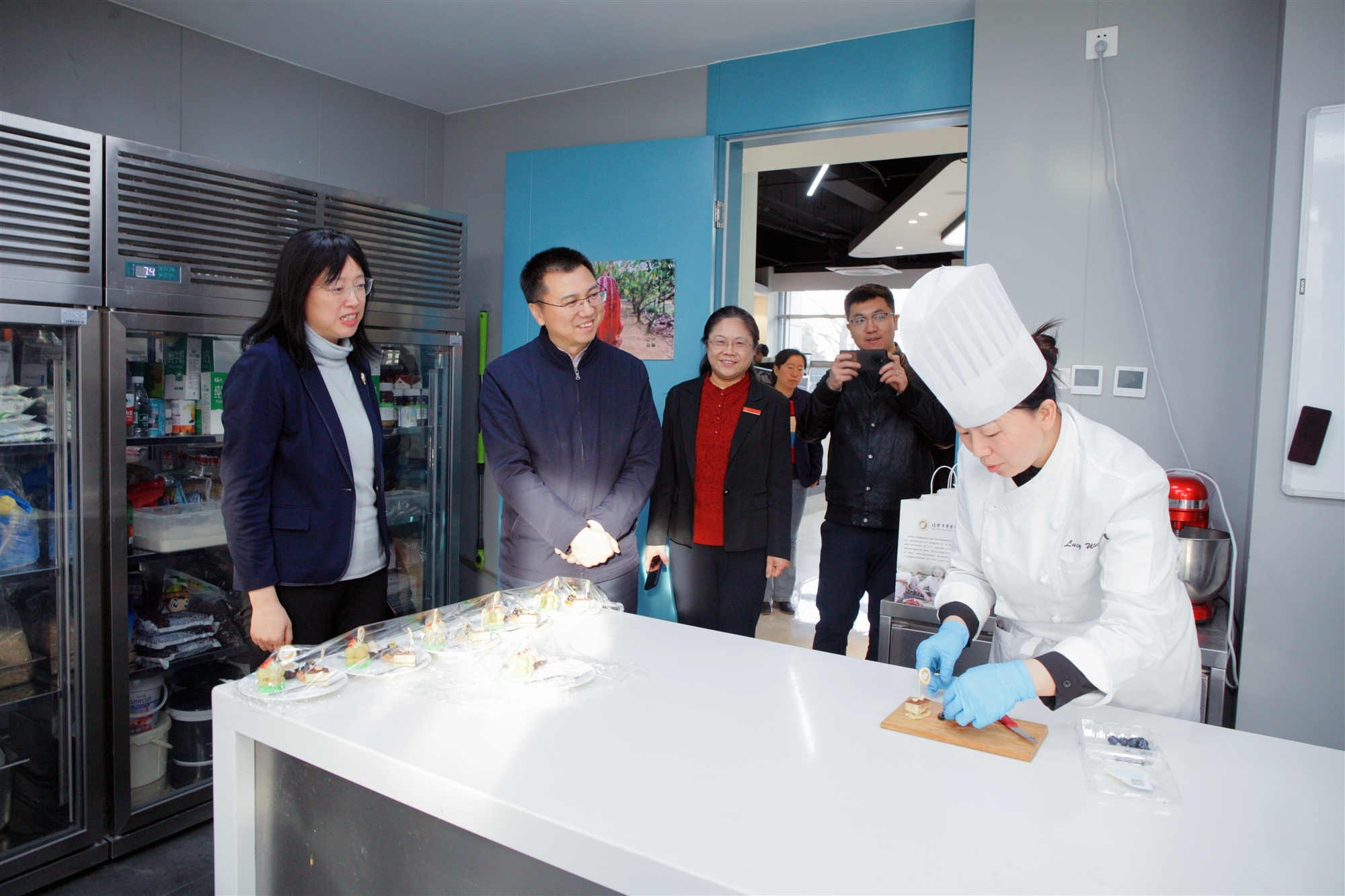 徐晓俊到商业学校开展调研指导