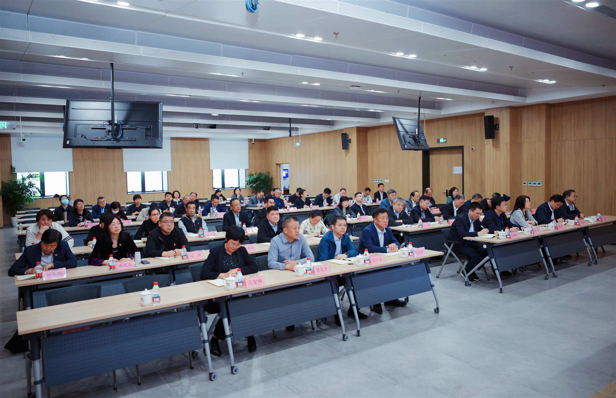 祥龙公司党委理论学习中心组开展深入贯彻中央八项规定精神学习教育专题（扩大）学习暨领导干部形势理论大讲堂