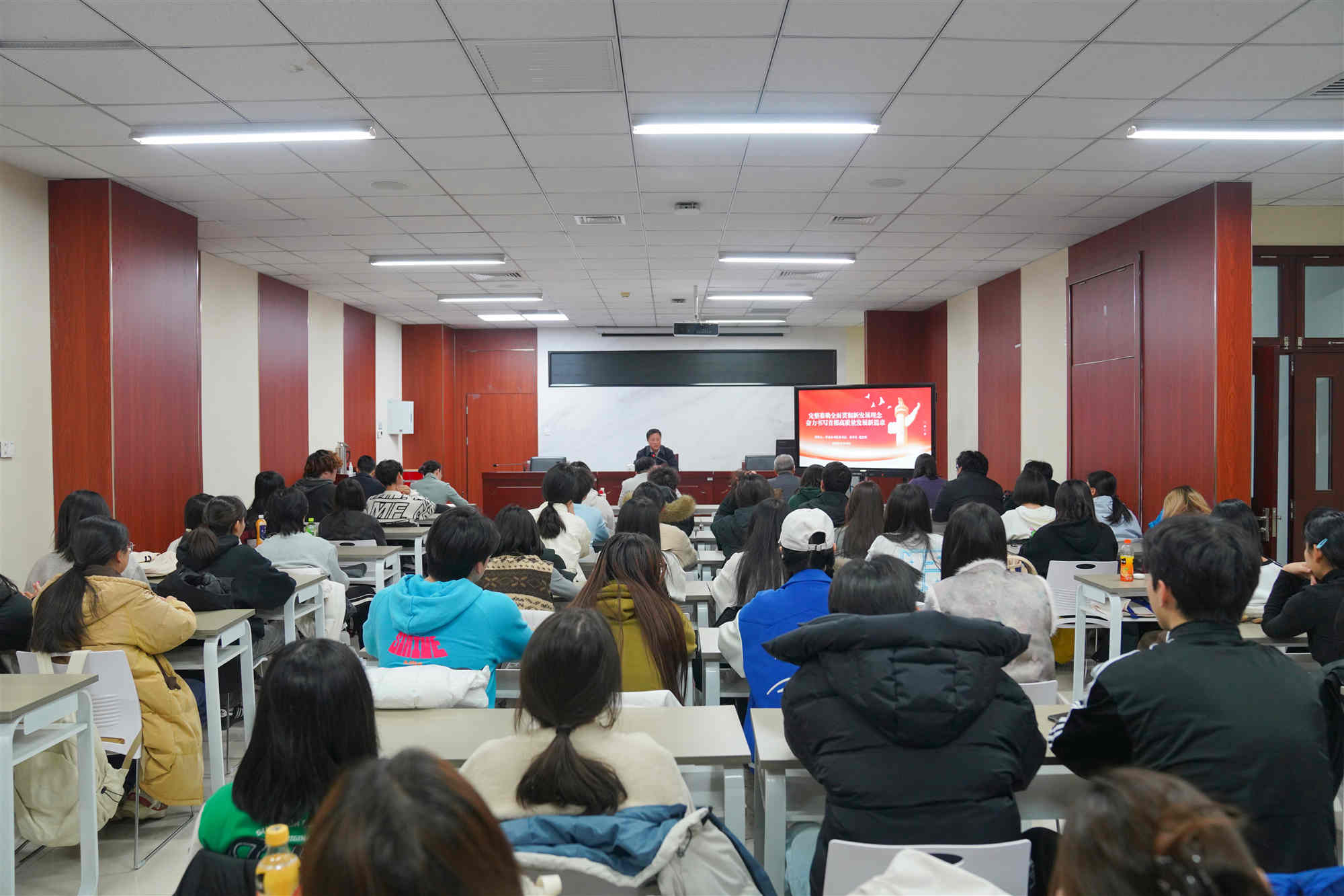 范宏利为北京科技职业大学师生讲授思政课