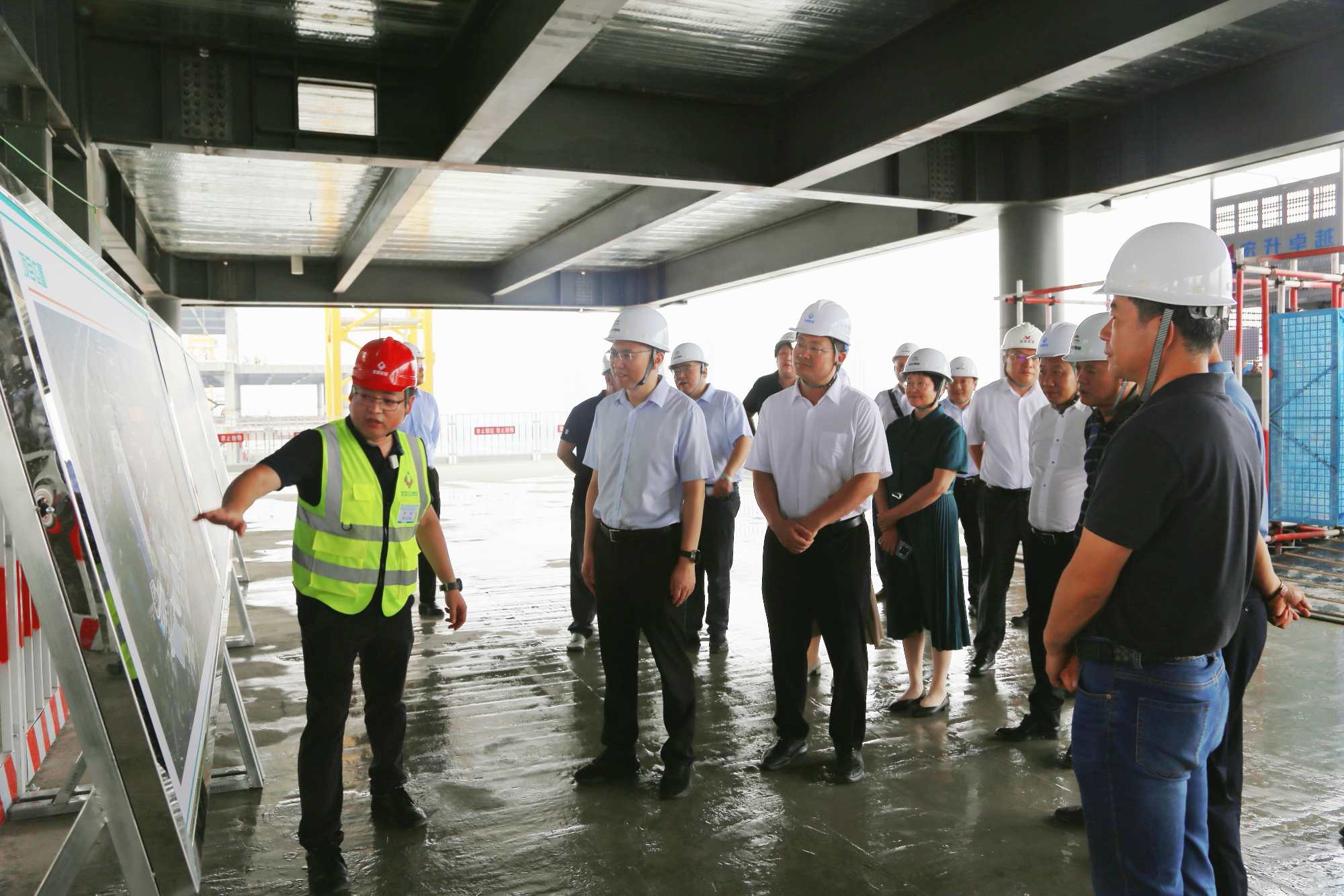 徐晓俊到总部建设项目检查安全工作并见证主体结构封顶